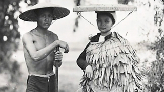 Áo tơi khoác cả một... khoảng trời văn hóa!