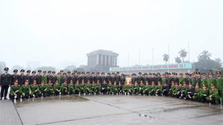 Đoàn đại biểu các gương mặt trẻ Công an tiêu biểu báo công dâng Bác