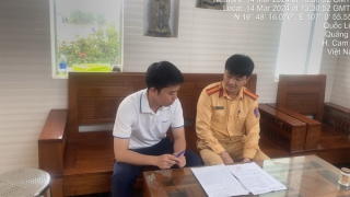 Xử phạt lái xe ô tô vượt ẩu trên cao tốc Cam Lộ - La Sơn