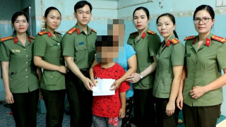 Công an Bình Phước thăm, trao tiền hỗ trợ cháu bé bị bạo hành