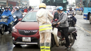 CSGT xử lý tình trạng đi sai làn trên loạt cầu dẫn vào Hà Nội