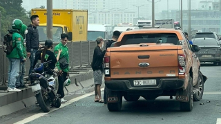 Tài xế xe bán tải tông xe tuần tra của Cảnh sát, bỏ chạy lên Vành đai 3 trên cao