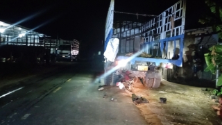 Xe máy tông xe tải đỗ bên đường, 2 người thương vong