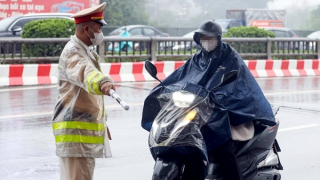 Chạy xe máy ngược chiều đường Tố Hữu, cô gái bật khóc khi bị xử phạt