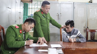 Con nghiện mang bình xịt hơi cay hỏi mua điện thoại rồi… cướp