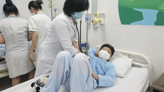 Huy động nguồn lực điều trị bệnh nhân vụ nghi ngộ độc cơm gà