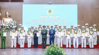 Sắc phục CAND và màu áo xanh thanh niên ngày càng được nhân dân tin yêu