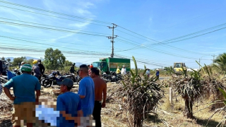 Máy xúc cán người đi bộ gây tử vong