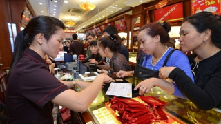 “Loạn” giá vàng, nhà đầu tư cẩn trọng