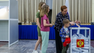 Công dân Liên Bang Nga tại Hà Nội đi bỏ phiếu bầu Tổng thống nhiệm kỳ mới