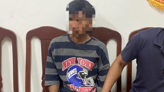 Kịp thời ngăn chặn thanh niên lao vào xe ôtô tự tử