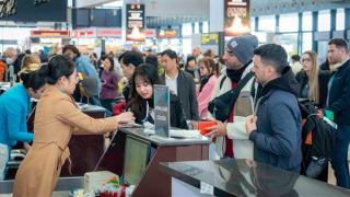 Giá vé máy bay lại tăng cao