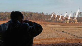 Chủ tịch Triều Tiên Kim Jong-un chỉ huy diễn tập pháo phản lực siêu lớn