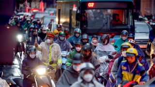 Hà Nội mưa rét, CSGT ứng trực chống ùn tắc giờ cao điểm