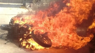 Xe máy cháy trơ khung sau cuộc cãi vã