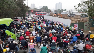 Đại lộ Thăng Long bị rào chắn, giao thông ùn tắc và hỗn loạn