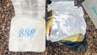 Vợ giúp chồng giấu 1 kg ma túy rồi thuê người vận chuyển