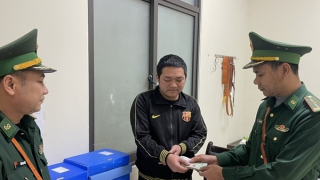 Thiếu tá Bộ đội Biên phòng tìm người để trả lại của rơi