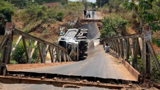 Xe tải chở cát chạy sập cầu sắt, tài xế bị thương