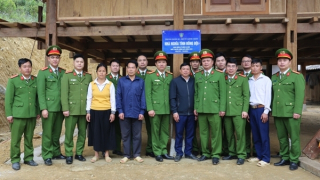 Cảnh sát bảo vệ mục tiêu về Tuyên Quang tặng nhà đồng đội, sẻ chia khó khăn với đồng bào