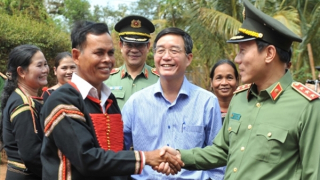 Trao tặng nhà mẫu và kinh phí xây dựng 1.200 ngôi nhà cho các hộ nghèo trên địa bàn tỉnh Đắk Lắk