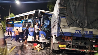 Xe khách chở 31 người nước ngoài đấu đầu ôtô tải, nhiều người thương vong