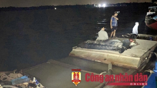 Bắt quả tang nhiều phương tiện khai thác cát trái phép trên sông Hàm Luông