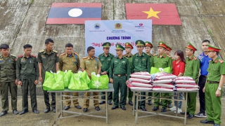 Trao tặng quà cho Công an xã và người dân ở biên giới Việt – Lào