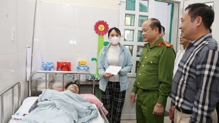 Thăm hỏi cán bộ CSGT bị thương trong khi làm nhiệm vụ