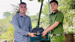 Chiến sỹ Cảnh sát cơ động trả lại hơn 200 triệu đồng cùng tài sản cho du khách