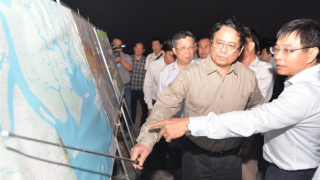 Thủ tướng Phạm Minh Chính khảo sát đê biển Gò Công
