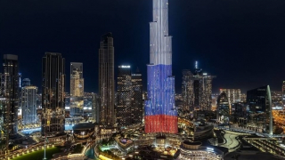 Cờ Nga được thắp sáng trên tòa nhà cao nhất thế giới