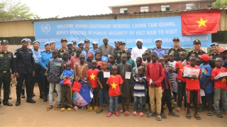 Thứ trưởng Lương Tam Quang đến thăm và trao quà từ thiện tại Trung tâm trẻ mồ côi ở Thủ đô Juba, Cộng hòa Nam Sudan