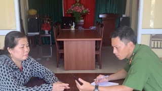 Công an xã kịp thời ngăn chặn người phụ nữ chuyển 100 triệu đồng cho kẻ lừa đảo