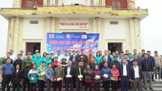 Tặng cờ Tổ quốc cho các cơ sở tôn giáo và ngư dân bám biển