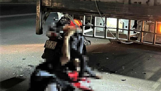 Đâm vào đuôi xe tải đang đậu, 2 thanh niên tử vong