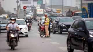 Xử phạt nhiều tài xế xe máy cố tình đi lên Vành đai 3 trên cao