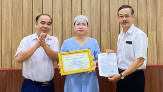 Tuyên dương hành động đẹp của nữ hộ lý và một nam sinh