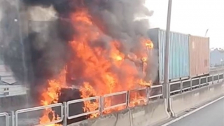 Đang đổ dốc cầu Phú Mỹ, xe đầu kéo bốc cháy nghi ngút