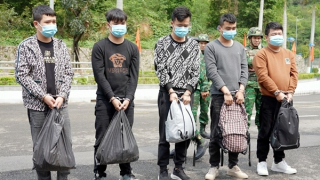 Trao trả 5 đối tượng người Trung Quốc có dấu hiệu lừa đảo