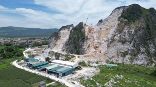 Nổ mìn văng đá làm hư hỏng 35 mái nhà của người dân