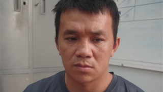 Người dân vây bắt đối tượng có 5 tiền án giở chiêu "đá xế"