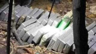 52 gói nylon nghi chứa ma túy trôi dạt vào bờ biển Gò Công