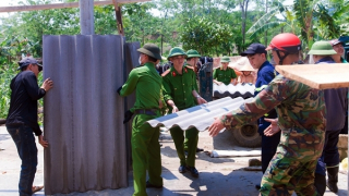 Công an Hương Sơn giúp dân khắc phục thiệt hại do lốc xoáy gây ra