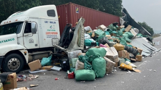 Xe tải biến dạng sau va chạm với xe đầu kéo trên cao tốc Cam Lộ - La Sơn