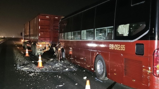 Xe khách húc đuôi xe đầu kéo trên cao tốc TP Hồ Chí Minh – Trung Lương