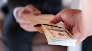 Cán bộ Tư pháp huyện nhận hối lộ để chứng thực hồ sơ mua bán tàu cá khống