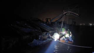 Cảnh sát nổ súng trấn áp, vây bắt tàu hút cát trộm