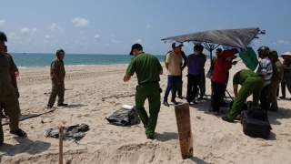 Sáng sớm đi tắm biển, phát hiện 25 kg nghi ma túy