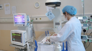 Bé sơ sinh nguy kịch do mắc cúm A kèm rối loạn axít béo
